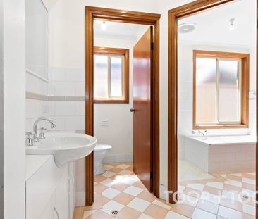 Charming Modern Home Overlooking Linear Park - Photo 3