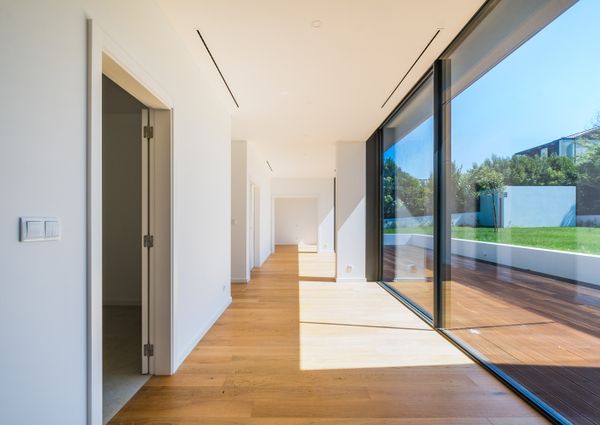 Moradia T6 de arquitetura moderna inserida no Golfe de Oeiras