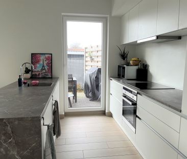 Ruim gelijkvloersappartement met 2 slaapkamers en tuin - Foto 2