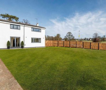 Beautifully refurbished, this impressive five-bedroom detached fami... - Photo 2