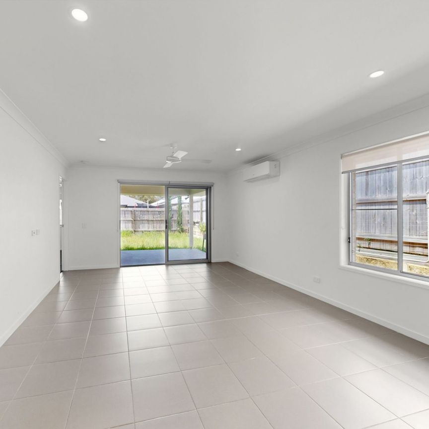 For Lease: Modern Family Living at 13 Brunner Drive, Park Ridge! - Photo 1