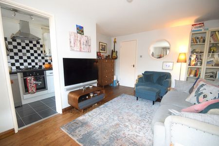 3 Bed Maisonette, Brangwyn Crescent, SW19 - Photo 2