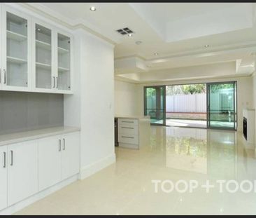 4 Bedrooms + Study. Absolute Luxury! - Photo 1