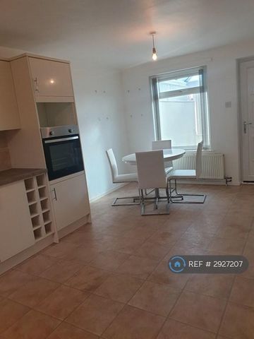 1 bedroom in a house share to rent - Photo 2