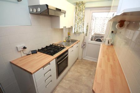 4 bedroom end of terrace house to rent - Photo 4