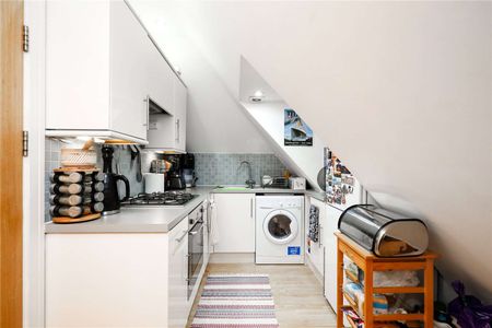 Bright, well presented one bedroom apartment in a well maintained conversion. - Photo 2