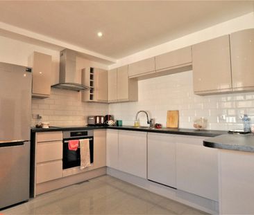 Flat to rent on - Photo 2