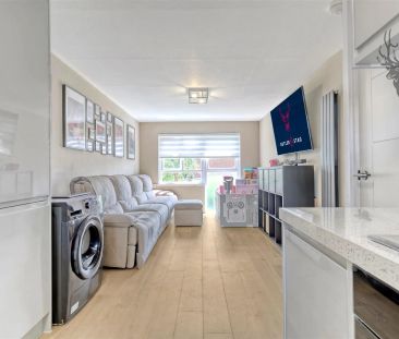 1 Bedroom Flat - Purpose Built - Photo 3