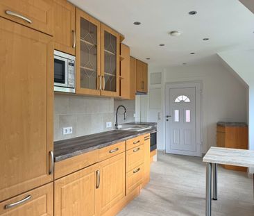 Ideal für Singles: Renovierte 2ZKB-Dachgeschosswohnung inkl. EBK in... - Foto 1