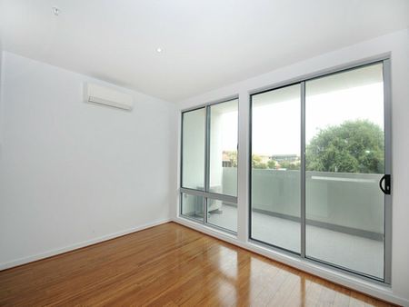 SPACIOUS, MODERN & BEACHSIDE - Photo 2