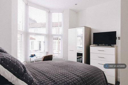 1 bedroom in a house share to rent - Photo 2