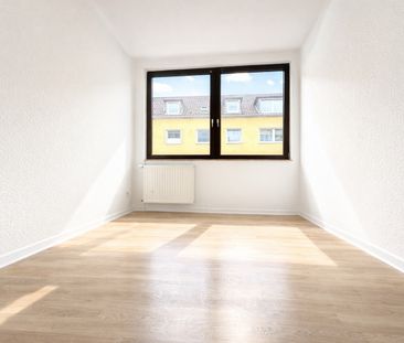 FRISCH RENOVIERTE 4-ZIMMERWOHNUNG MIT BALKON IN KREFELD ZU MIETEN! - Photo 1