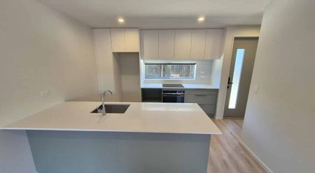 Stylish Townhouse - Photo 5