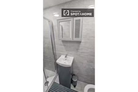 Private ensuite room to rent in Drumcondra, Dublin - Photo 4