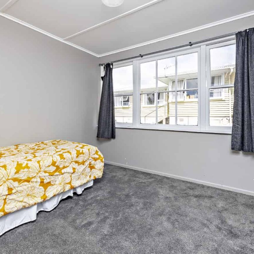 Available NOW!! 3 bedroom House! - Photo 1