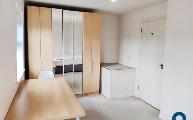 ***STUDENT PROPERTY *** A superb FOUR bedroom student property which is going to be REFURBISHED this year. Two current bedrooms will be converted into a large living room space allowing ample room for relaxing. 5 minute walk to UWE, furnished and intenrnet included. - Photo 1