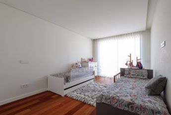 Moradia V5 em Senhora da Hora com jardim e piscina