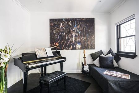 Perfect Family Living In Trendy Alexandria - Photo 2