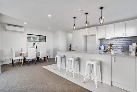 Spacious 4 bedroom modern home - Photo 3