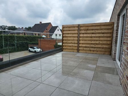 Gerenoveerde duplex met 2 slaapkamers, terras en garage - Photo 2