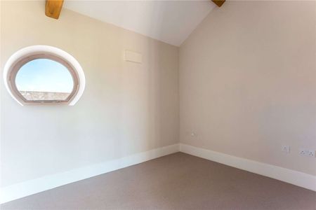 An exquisite four bedroom, four bathroom barn conversion with South facing garden, beautifully modernised and finished to a superb standard - Photo 4
