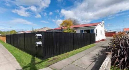 Three Bedroom Home In Prime Location - Photo 3