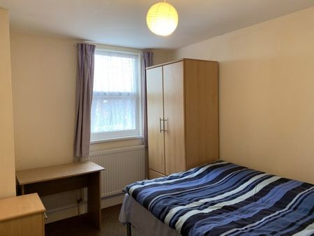 2 Bedrooms in a HMO House - Viewing Highly Recommended - Photo 5
