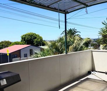 Charming 4BR House in Te Atatu - Photo 3