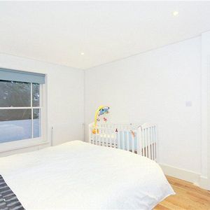 2 bedroom flat in Chiswick - Photo 2