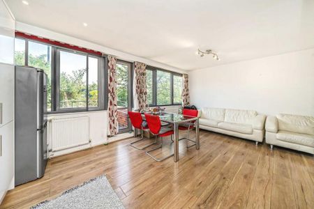 2 bedroom flat to rent - Photo 2