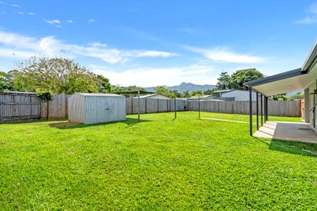 BEAUTIFUL FAMILY HOME WITH MODERN COMFORTS - Photo 4