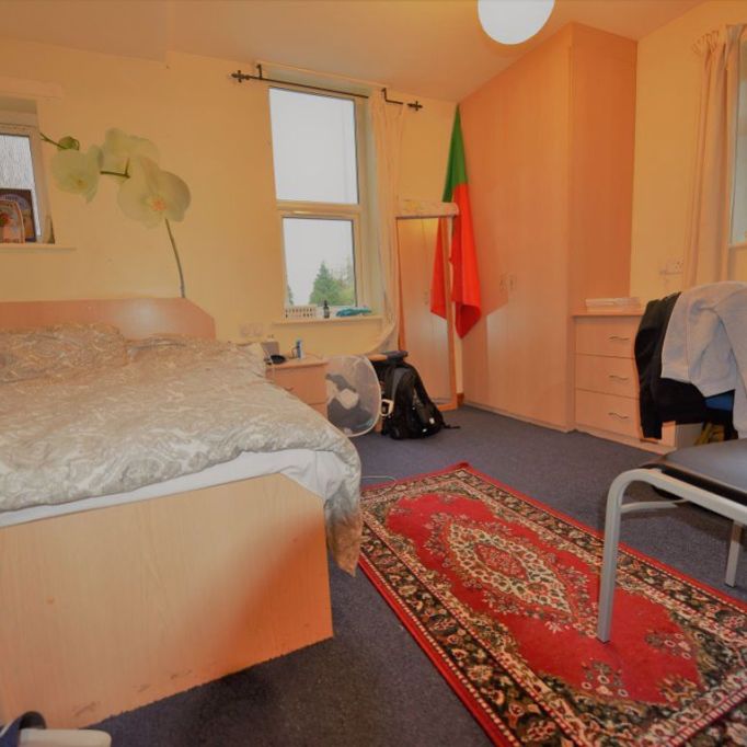 4 bedroom Flat in Flat B, Leeds - Photo 1