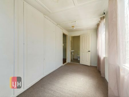 CENTRAL 1 BEDROOM FLAT WITH SUNROOM! - Photo 4
