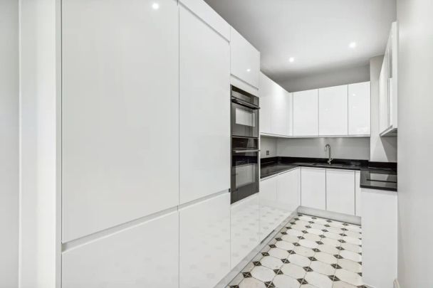 2 bedroom flat in London - Photo 1