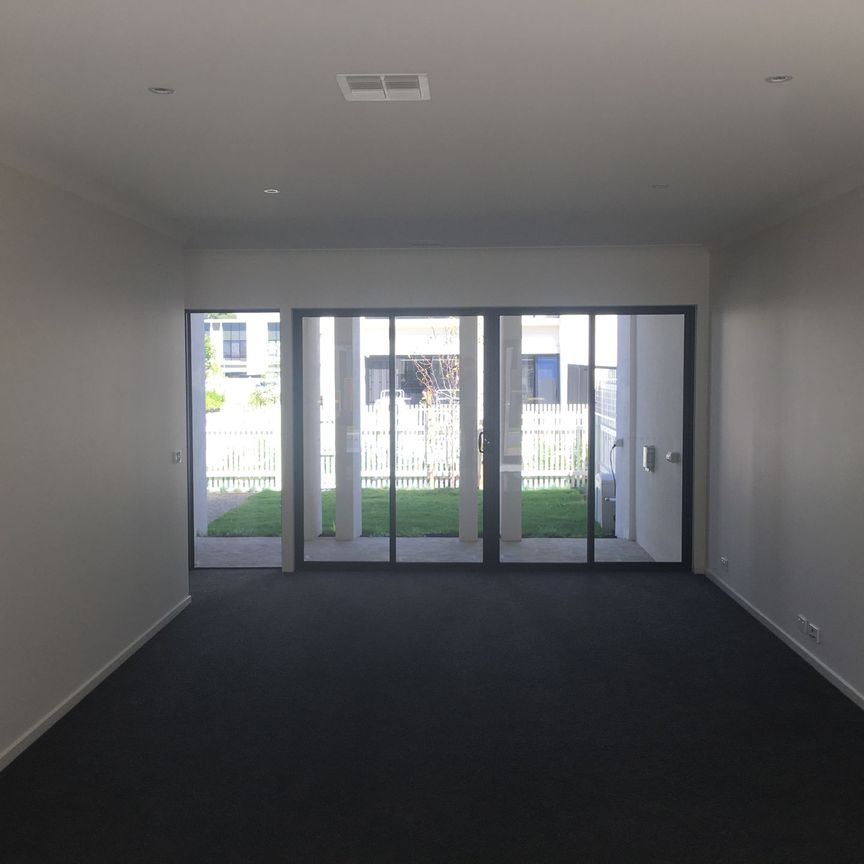 Modern Townhouse in Springvale - Photo 1