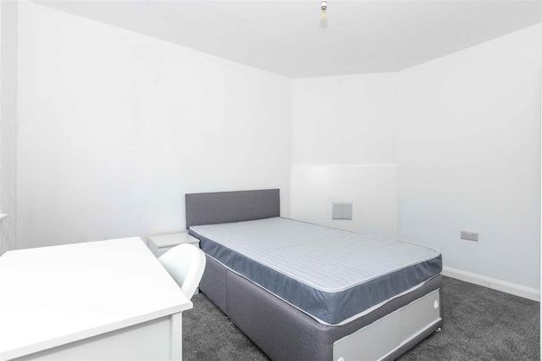 5 bedroom semi-detached house to rent - Photo 1