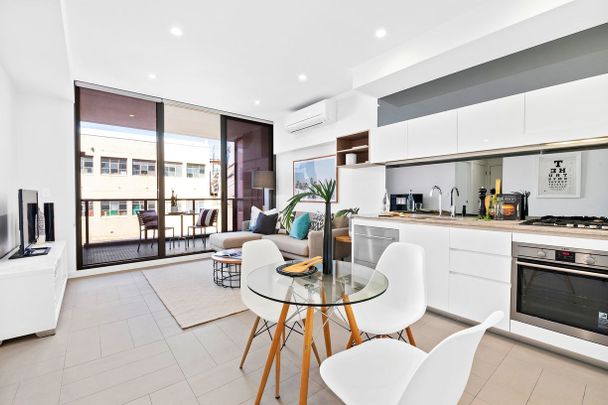 Sleek & Modern Apartment With Great Facilities - Photo 1