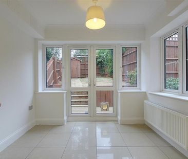 4 bedroom end of terrace house to rent - Photo 6