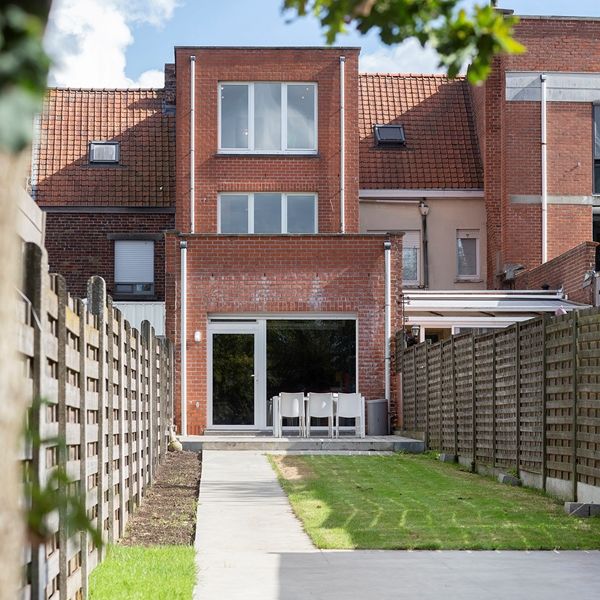 Ruime vernieuwde rijwoning met grote hobbyruimte - kamer 30m - Photo 1