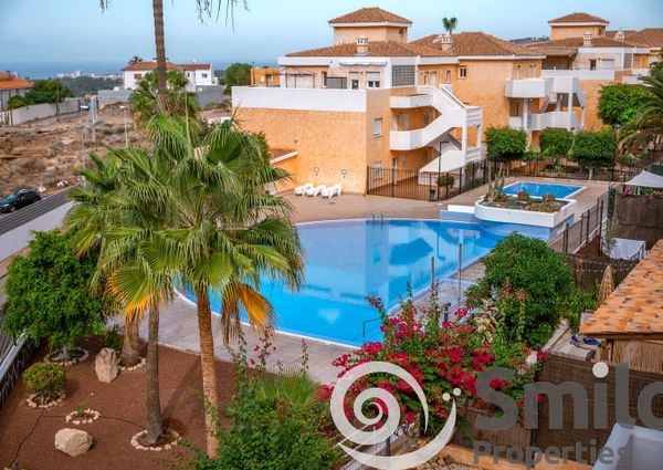 Apartment for rent in Vistahermosa in Los Cristianos with sea views.