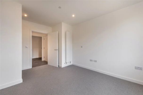 1 bedroom flat in London - Photo 1