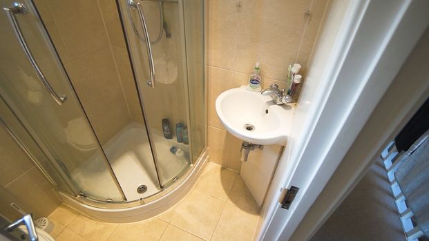 5 Bedroom House To Rent in Winton - £2,600 pcm Tenancy Info - Photo 1
