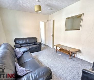 5 Bedroom Semi-Detached House - Photo 2