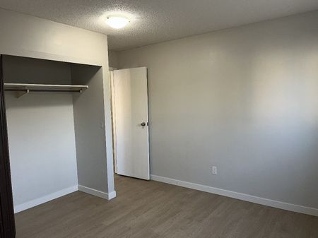 203 5903 55 Avenue - Photo 2
