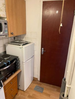 Studio Flat, High Road, IG1 - Photo 1