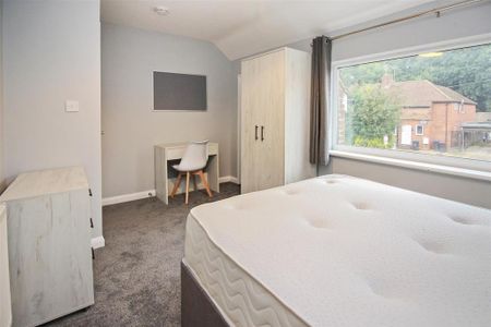 6 bedroom semi-detached house to rent - Photo 2