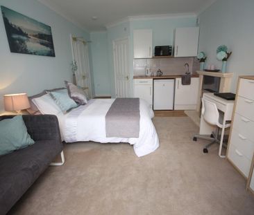 1 bedroom in a house share to rent - Photo 2