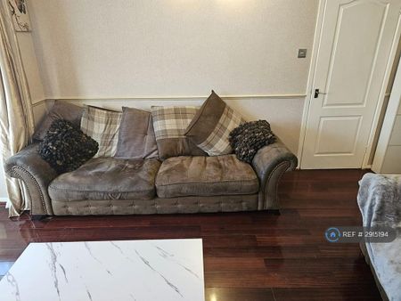 4 bedroom detached house to rent - Photo 2
