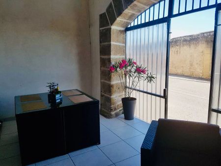 APPARTEMENT T3 EN DUPLEX AVEC COUR ET STATIONNEMENT - Photo 4