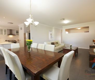 Beautifully spacious in fantastic & highly convenient location!!! - Photo 4
